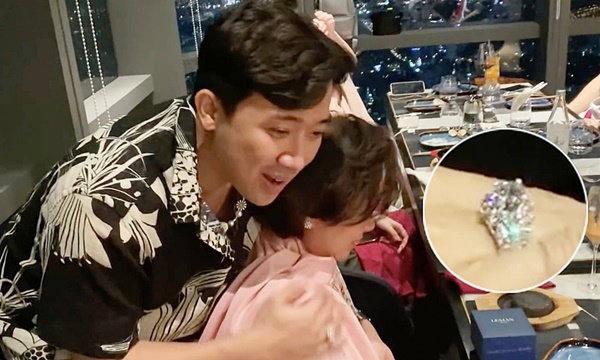 Được Trấn Thành tặng nhẫn kim cương khủng dịp sinh nhật, mẹ ruột bật khóc nức nở đến mức nam MC phải dỗ dành-1