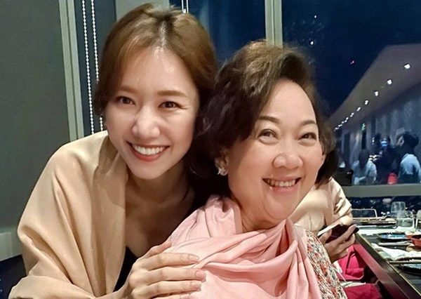 Được Trấn Thành tặng nhẫn kim cương khủng dịp sinh nhật, mẹ ruột bật khóc nức nở đến mức nam MC phải dỗ dành-3