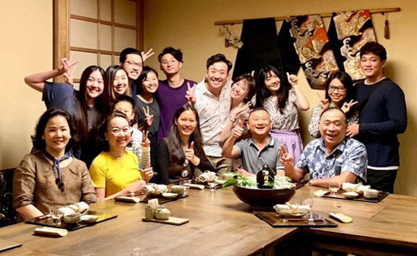 Được Trấn Thành tặng nhẫn kim cương khủng dịp sinh nhật, mẹ ruột bật khóc nức nở đến mức nam MC phải dỗ dành-5