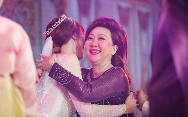 Được Trấn Thành tặng nhẫn kim cương khủng dịp sinh nhật, mẹ ruột bật khóc nức nở đến mức nam MC phải dỗ dành-6