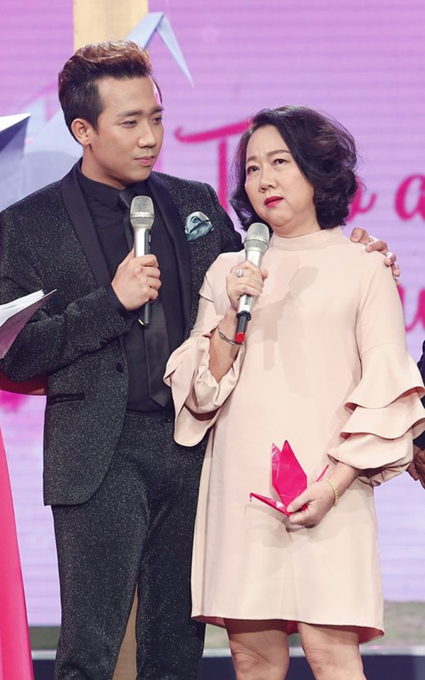 Được Trấn Thành tặng nhẫn kim cương khủng dịp sinh nhật, mẹ ruột bật khóc nức nở đến mức nam MC phải dỗ dành-7