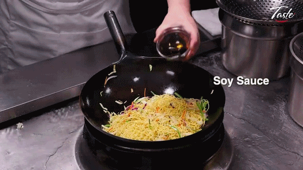 Học đầu bếp làm món mì xào chuẩn ngon cho bữa trưa cuối tuần nhanh gọn-6