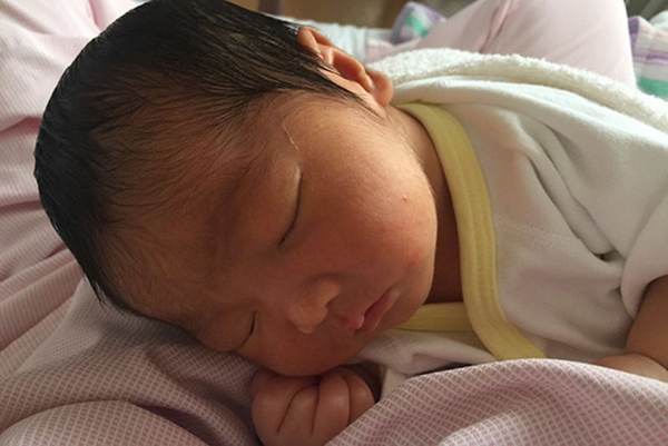 Từng sốc không nói nên lời khi sinh ra em bé đen sì như Bao Công, nhưng ngoại hình sau 2 tháng khiến ai cũng ngỡ ngàng-3