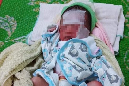 Bé gái sơ sinh bị bỏ rơi ở vườn bắp