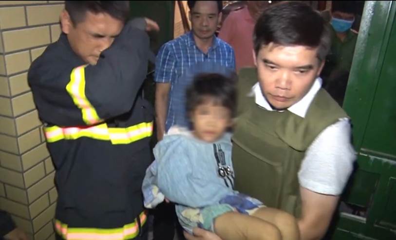 Giải cứu bé gái 6 tuổi bố đẻ bạo hành ở Bắc Ninh: Bố và người tình cầm súng giữ bé trên giường, hiện trường có nhiều loại ma túy-2