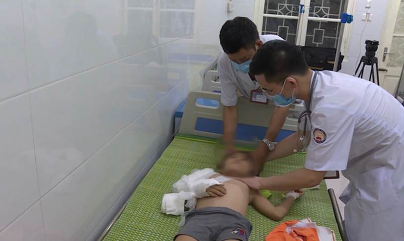 Giải cứu bé gái 6 tuổi bố đẻ bạo hành ở Bắc Ninh: Bố và người tình cầm súng giữ bé trên giường, hiện trường có nhiều loại ma túy-4