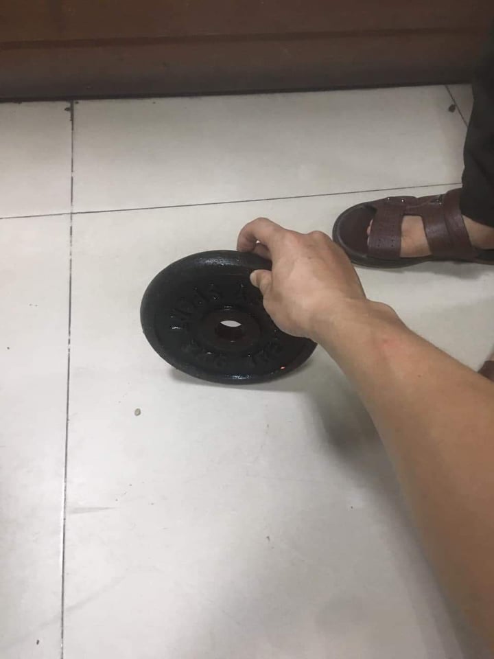 Hà Nội: Cư dân HH Linh Đàm một phen rụng rời sau tiếng động lớn, phát hiện quả tạ bay ngay giữa lối đi chung-2