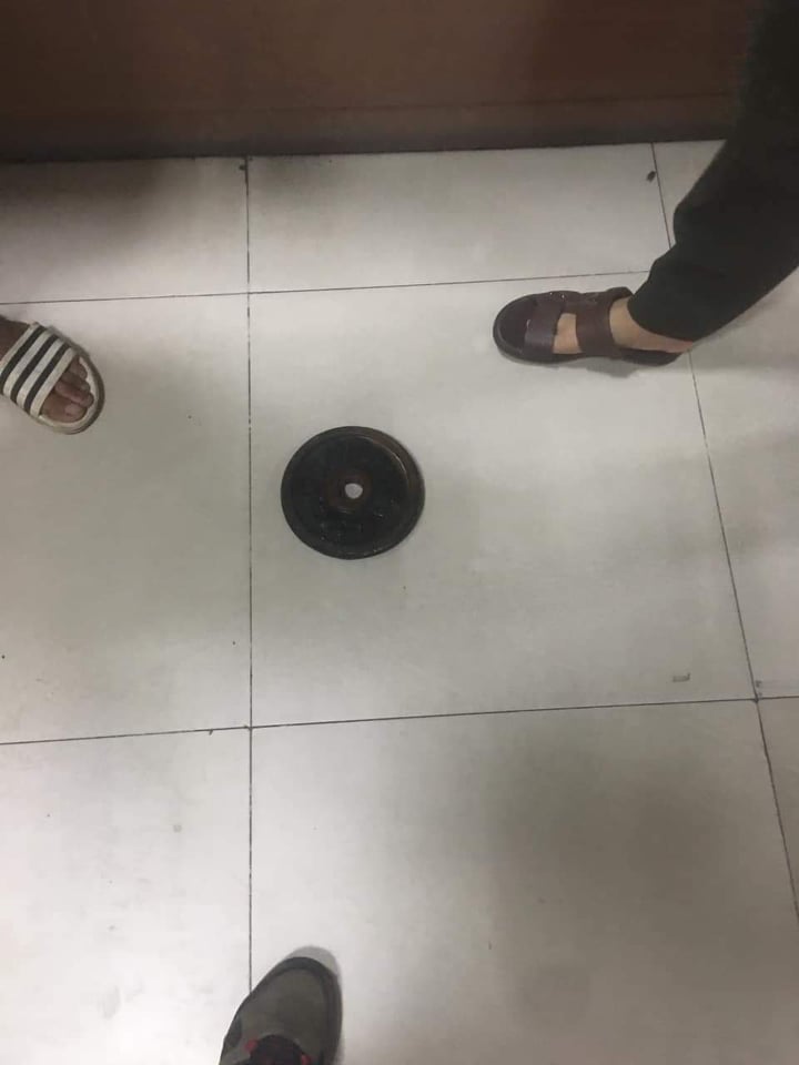 Hà Nội: Cư dân HH Linh Đàm một phen rụng rời sau tiếng động lớn, phát hiện quả tạ bay ngay giữa lối đi chung-3