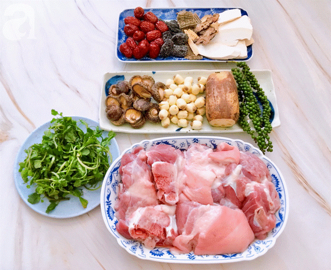 Mát trời mẹ làm chân giò hầm thuốc bắc cho cả nhà bồi bổ sức khỏe-1