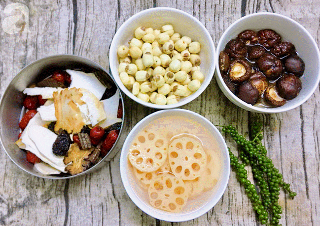 Mát trời mẹ làm chân giò hầm thuốc bắc cho cả nhà bồi bổ sức khỏe-3