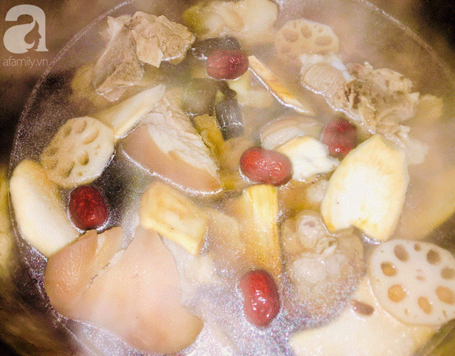 Mát trời mẹ làm chân giò hầm thuốc bắc cho cả nhà bồi bổ sức khỏe-4