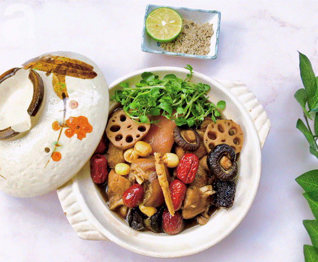 Mát trời mẹ làm chân giò hầm thuốc bắc cho cả nhà bồi bổ sức khỏe-5