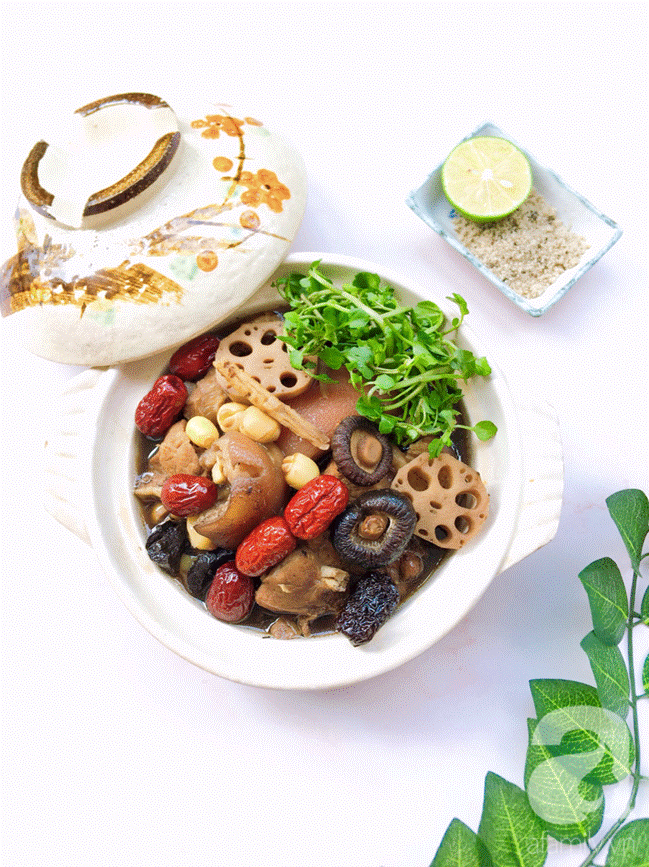 Mát trời mẹ làm chân giò hầm thuốc bắc cho cả nhà bồi bổ sức khỏe-6