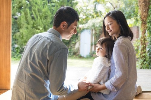 Bé trai 7 tuổi để tóc dài mặc váy, đi khám nghe kết luận bố mẹ bật khóc-1