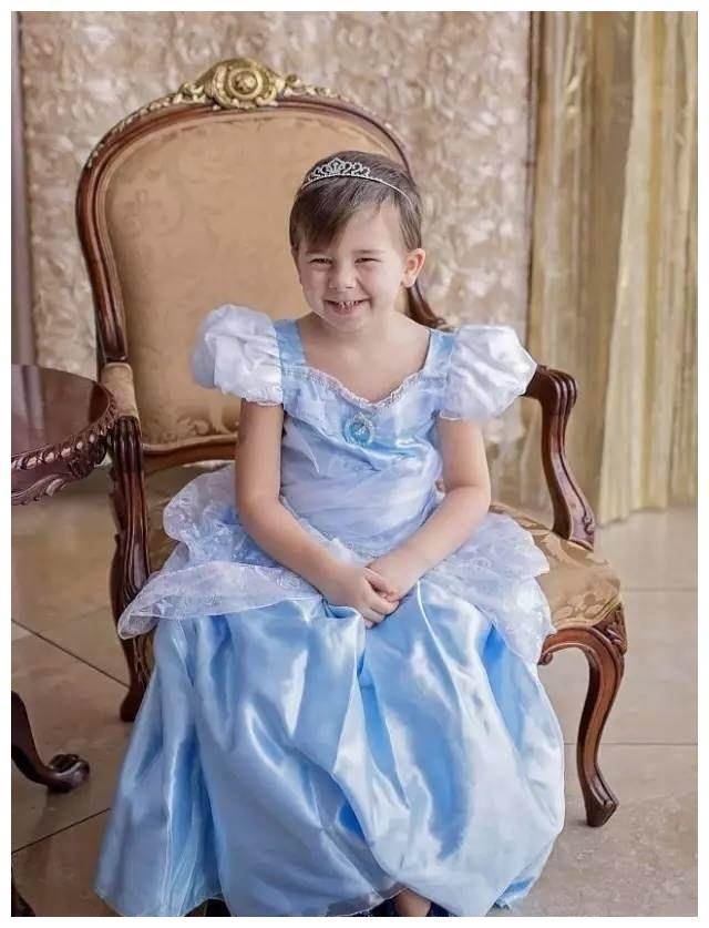 Bé trai 7 tuổi để tóc dài mặc váy, đi khám nghe kết luận bố mẹ bật khóc-2