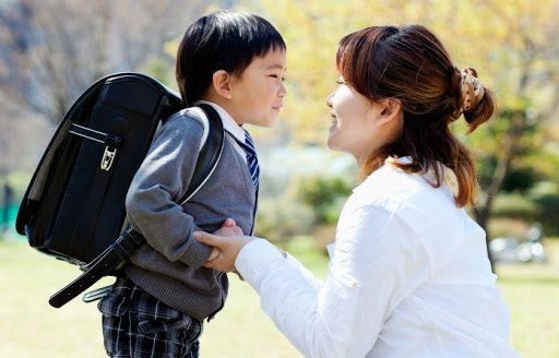 Bé trai 7 tuổi để tóc dài mặc váy, đi khám nghe kết luận bố mẹ bật khóc-3