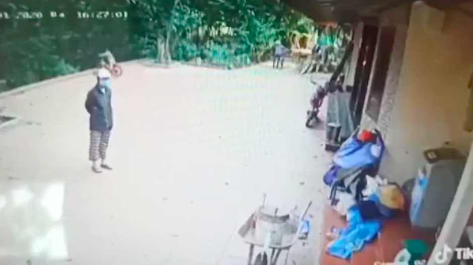 Kinh hãi khoảnh khắc bé trai đạp xe chơi trong sân nhà bất ngờ lao thẳng xuống vực mà người lớn không hề hay biết-1