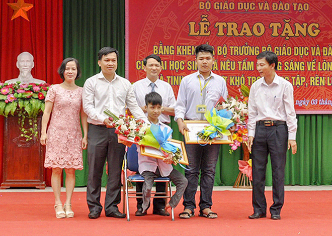 Hành trình 10 năm cõng bạn khuyết tật đến trường: Dù cõng bạn cả đời, mình cũng sẵn sàng”-1