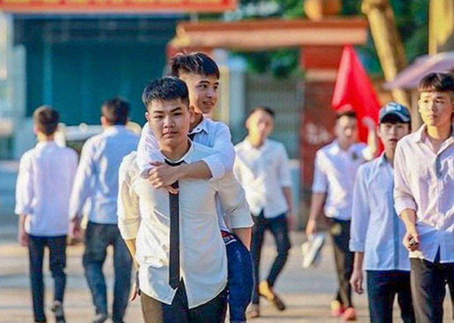 Hành trình 10 năm cõng bạn khuyết tật đến trường: Dù cõng bạn cả đời, mình cũng sẵn sàng”-2