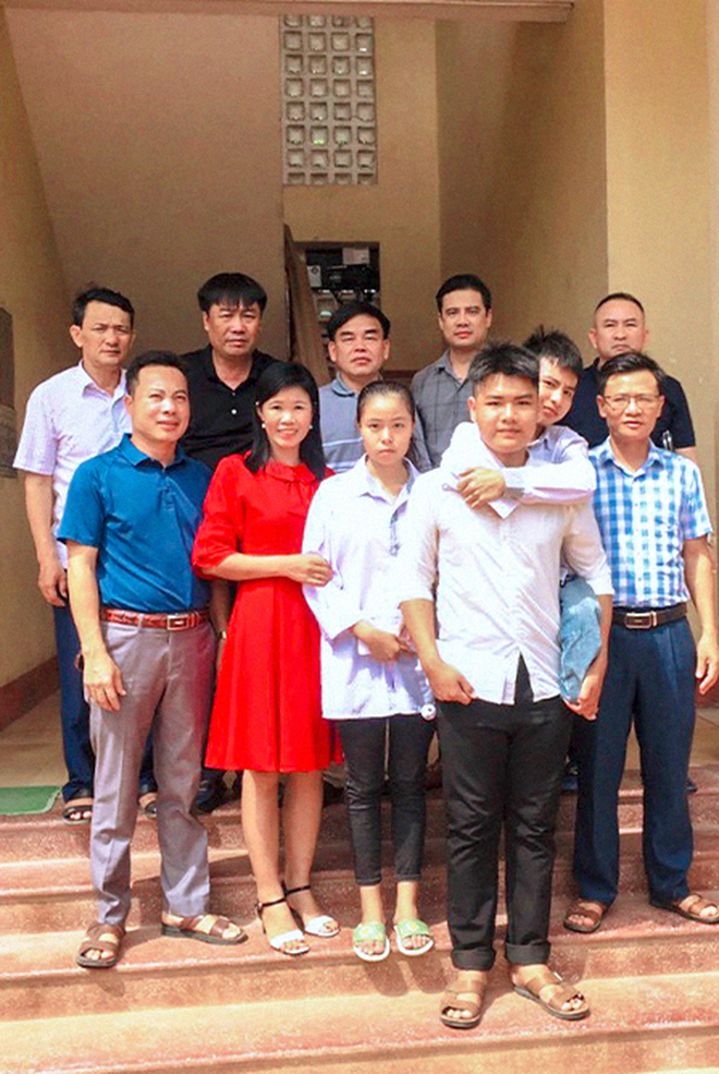 Hành trình 10 năm cõng bạn khuyết tật đến trường: Dù cõng bạn cả đời, mình cũng sẵn sàng”-14