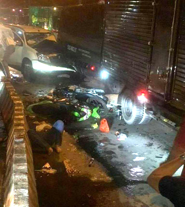 Ô tô 7 chỗ tông hàng loạt xe máy dừng đèn đỏ, nhiều người bị thương nằm la liệt-1