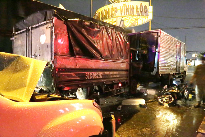 Ô tô 7 chỗ tông hàng loạt xe máy dừng đèn đỏ, nhiều người bị thương nằm la liệt-3