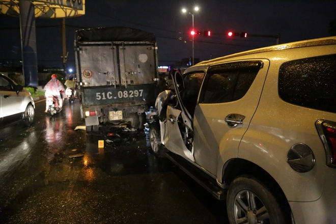 Ô tô 7 chỗ tông hàng loạt xe máy dừng đèn đỏ, nhiều người bị thương nằm la liệt-4