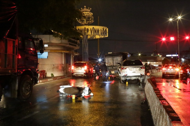 Ô tô 7 chỗ tông hàng loạt xe máy dừng đèn đỏ, nhiều người bị thương nằm la liệt-6