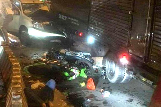 Ô tô 7 chỗ tông hàng loạt xe máy dừng đèn đỏ, nhiều người bị thương nằm la liệt