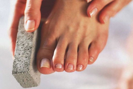 Luôn cảm thấy gót chân bị khô và nứt nẻ: 4 'thủ phạm' là nguyên nhân gây ra vấn đề này nhưng nhiều người không biết