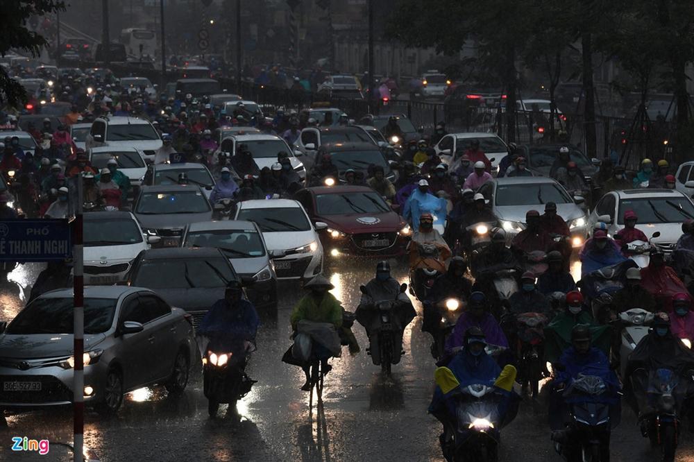 Hà Nội mưa tầm tã, xe cộ bật đèn lúc 8h sáng-4