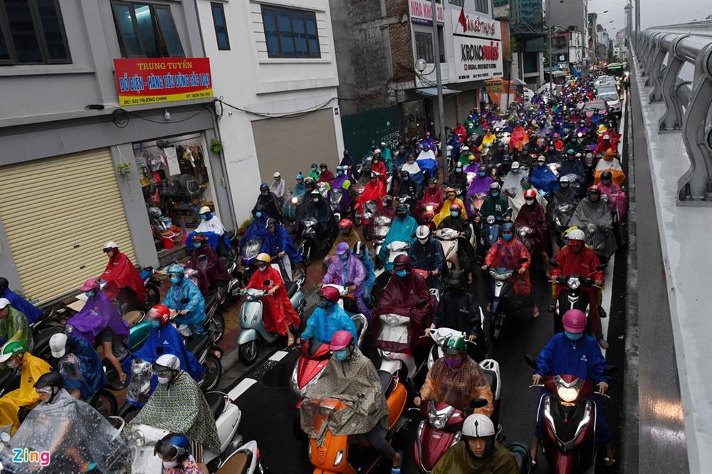 Hà Nội mưa tầm tã, xe cộ bật đèn lúc 8h sáng-5