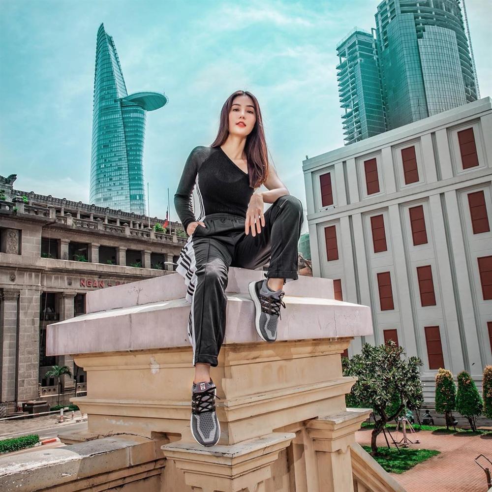 2 nàng tiểu tam hot nhất dàn hậu cung VTV: Người diện váy xinh ngất, người kín đáo vẫn sexy tột cùng trong street style tuần này-10