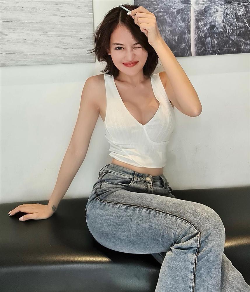 2 nàng tiểu tam hot nhất dàn hậu cung VTV: Người diện váy xinh ngất, người kín đáo vẫn sexy tột cùng trong street style tuần này-11