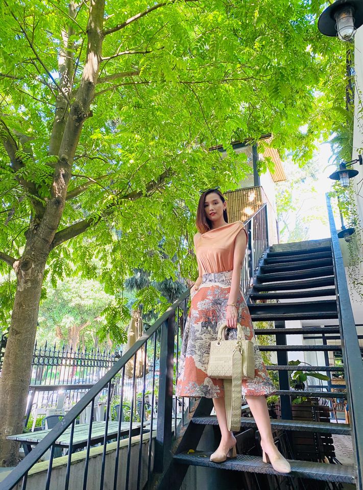 2 nàng tiểu tam hot nhất dàn hậu cung VTV: Người diện váy xinh ngất, người kín đáo vẫn sexy tột cùng trong street style tuần này-12