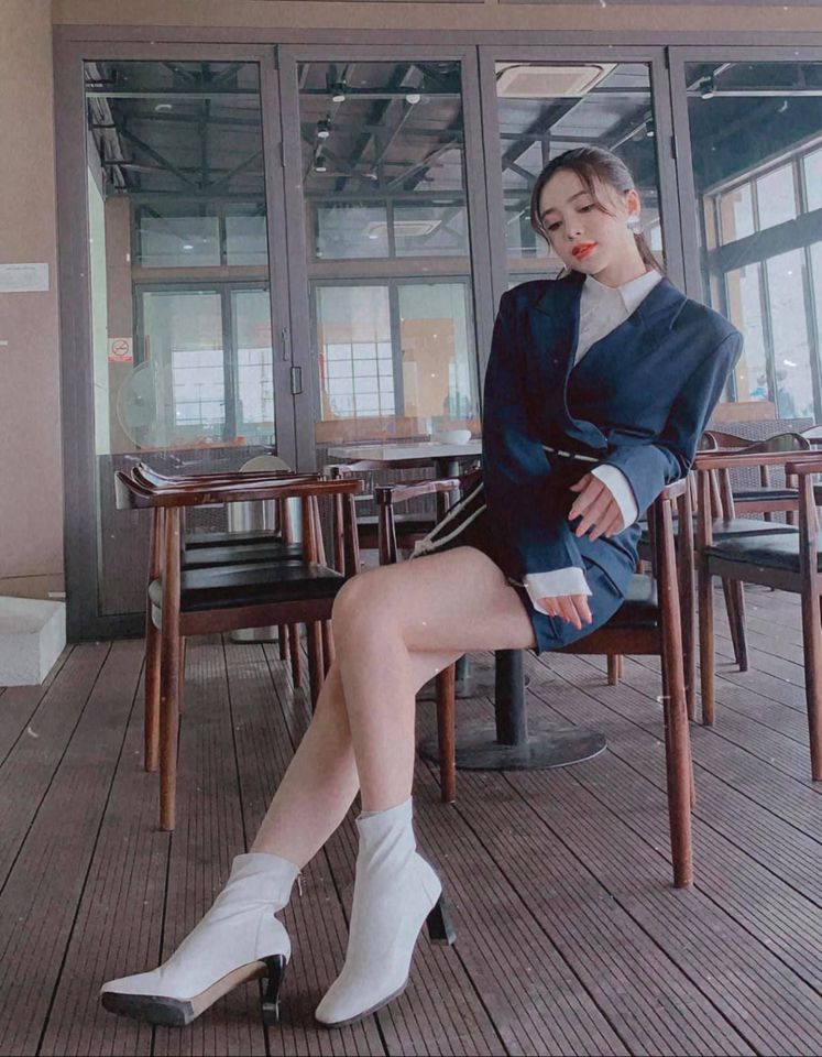 2 nàng tiểu tam hot nhất dàn hậu cung VTV: Người diện váy xinh ngất, người kín đáo vẫn sexy tột cùng trong street style tuần này-15