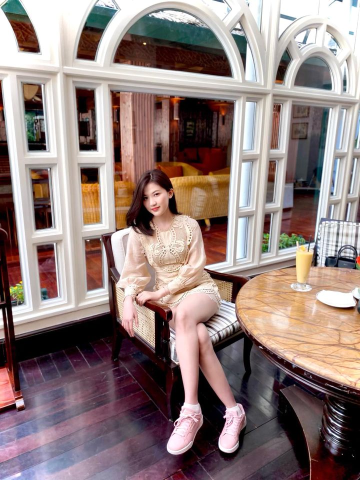 2 nàng tiểu tam hot nhất dàn hậu cung VTV: Người diện váy xinh ngất, người kín đáo vẫn sexy tột cùng trong street style tuần này-4