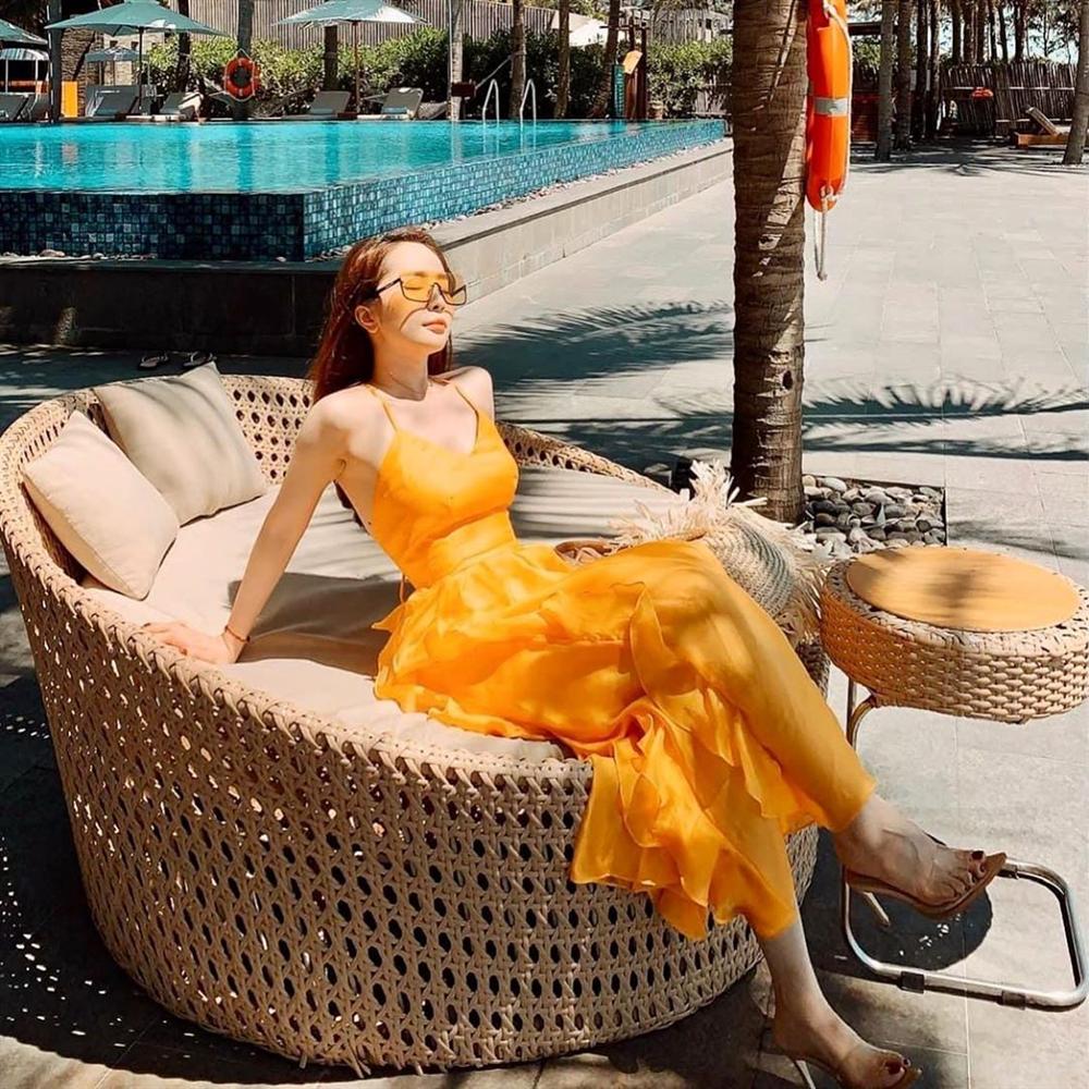 2 nàng tiểu tam hot nhất dàn hậu cung VTV: Người diện váy xinh ngất, người kín đáo vẫn sexy tột cùng trong street style tuần này-5