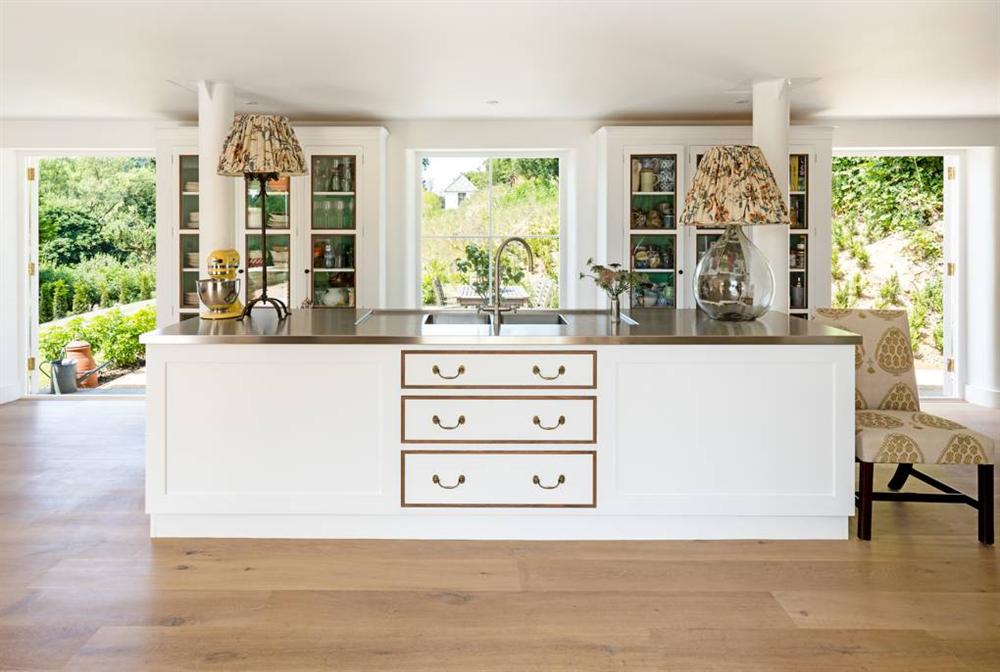 Những mẫu nhà bếp đẹp, ấn tượng và sang trọng với cách bài trí thông minh-12