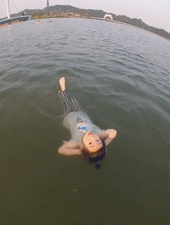 Bé gái 2 tuổi chill trên hồ nước rộng 200m2 gây sốt MXH, sau khi xem đoạn video em bé bơi ai cũng thốt lên: Kiếp trước em là cá-1