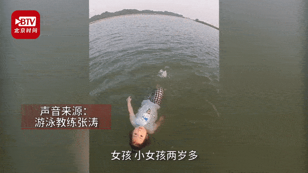 Bé gái 2 tuổi chill trên hồ nước rộng 200m2 gây sốt MXH, sau khi xem đoạn video em bé bơi ai cũng thốt lên: Kiếp trước em là cá-2