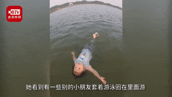 Bé gái 2 tuổi chill trên hồ nước rộng 200m2 gây sốt MXH, sau khi xem đoạn video em bé bơi ai cũng thốt lên: Kiếp trước em là cá-3