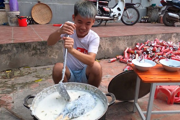 Hưng Vlog chính thức có động thái đầu tiên sau loạt chỉ trích dữ dội vì nấu nồi cháo gà nguyên lông mời các em-4