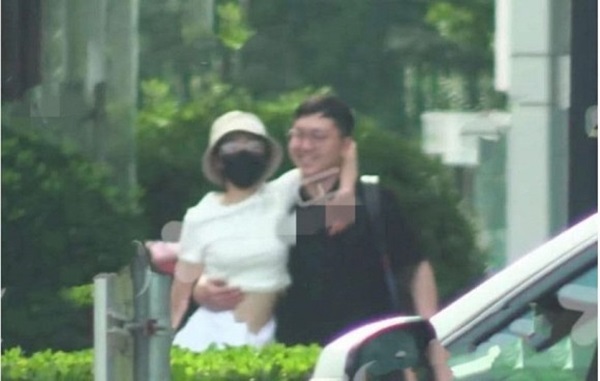 Tiểu tam trong 30 chưa phải là hết lộ ảnh thân mật với trai lạ trên phố, vô tư để người này vỗ mông-2