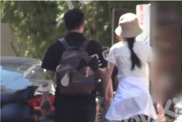 Tiểu tam trong 30 chưa phải là hết lộ ảnh thân mật với trai lạ trên phố, vô tư để người này vỗ mông-3