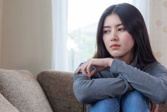 Khi con bị bệnh, chồng mang theo 20 triệu đến viện và hỏi tôi một câu làm lộ ra bí mật suốt một năm qua anh giấu kín