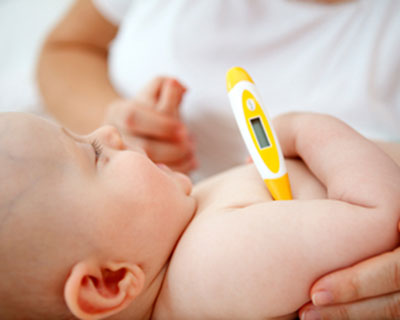 Con 8 tháng tuổi bị sốt cao, người mẹ trẻ đã dùng cách này để hạ sốt khẩn cấp khiến đứa trẻ bị bại não-1