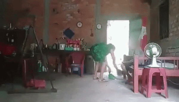 Clip: Người phụ nữ đánh đập dã man, xúc cát dính phân đổ lên người mẹ già khiến dân mạng phẫn nộ-2