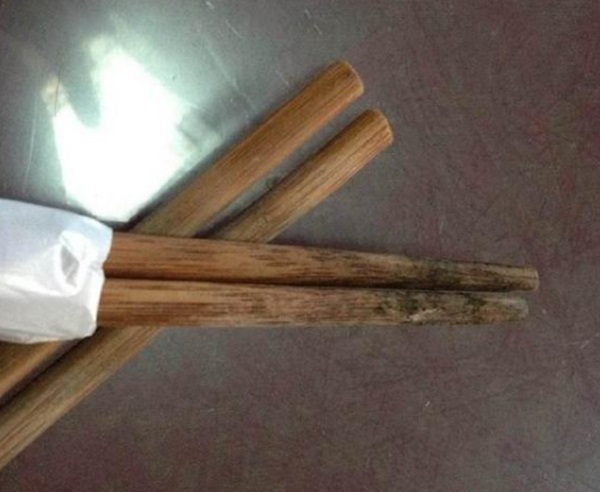 Đũa gỗ bị mốc đen và khó sạch? Mách bạn mẹo này chuyện rửa sạch chúng chưa bao giờ dễ dàng đến thế-1