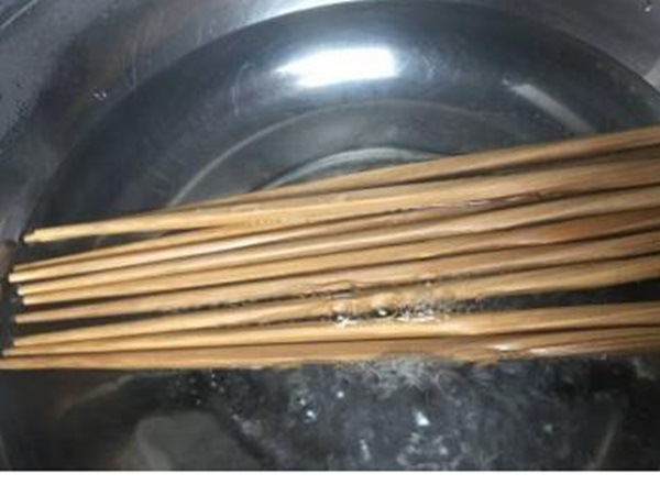 Đũa gỗ bị mốc đen và khó sạch? Mách bạn mẹo này chuyện rửa sạch chúng chưa bao giờ dễ dàng đến thế-3